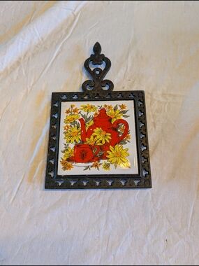 2/30$ Vintage Red Teapot & Yellow Flower Tile Trivet With Cast Iron